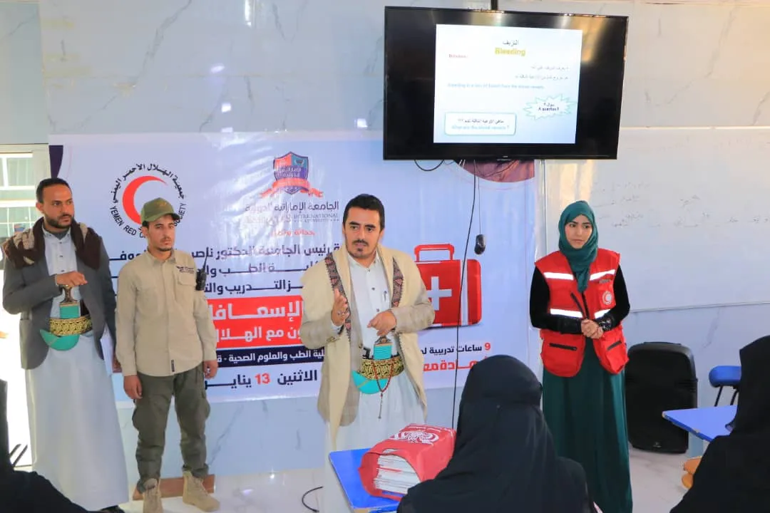 أمين عام الجامعة يتفقد سير الدورات التدريبية العلمية التخصصية لطلبة كليتي الطب والهندسة