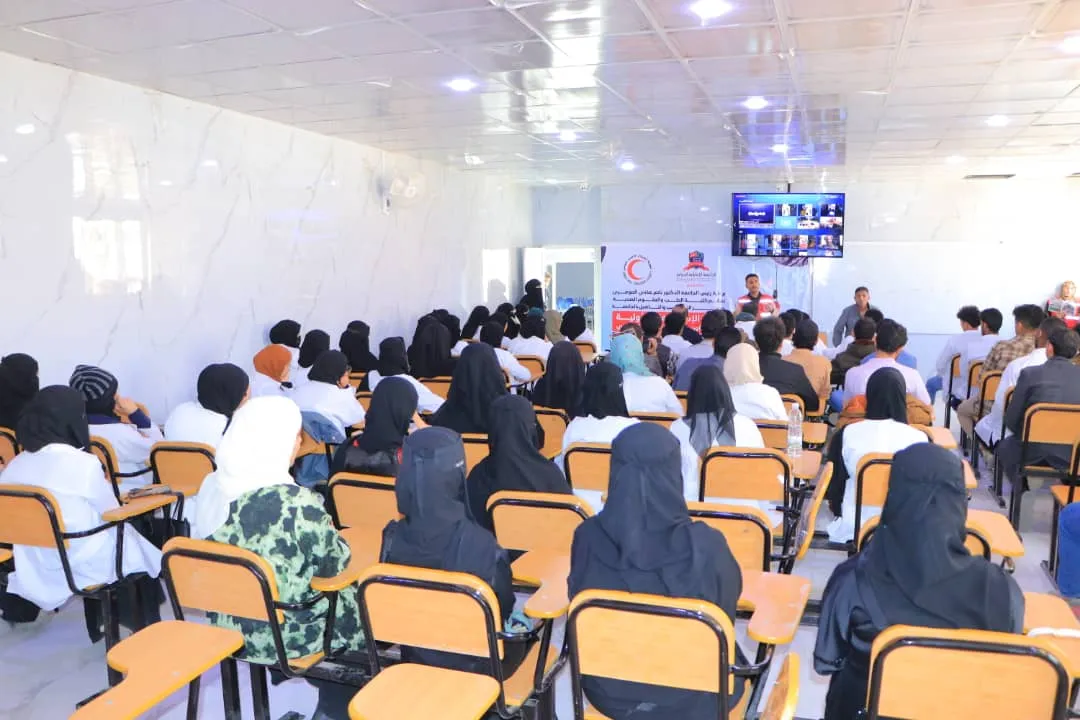 إختتام دورة الإسعافات الأولية لطلبة المختبرات الطبية والصيدلة السريرية بالتعاون مع الهلال الأحمر اليمني