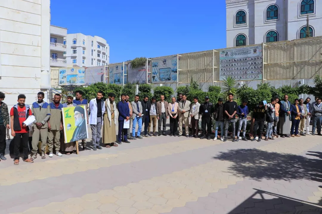 وقفة تضامنية بالجامعة الإماراتية الدولية تؤكد إستمرار دعم غزة والجاهزية لمواجهة أي عدوان على اليمن