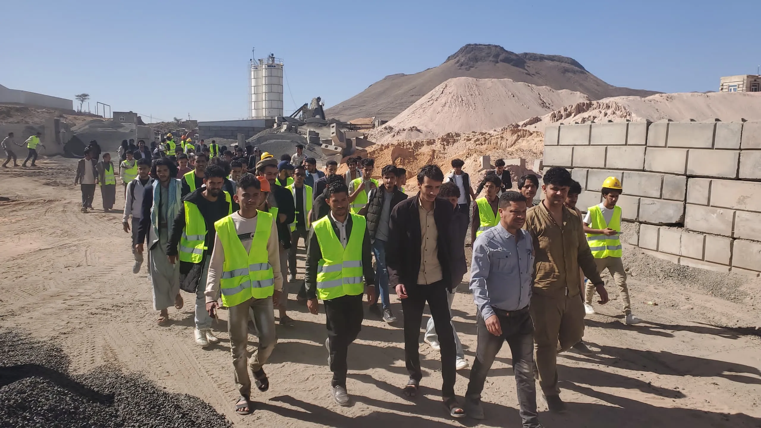 زيارة علمية لطلاب الهندسة المدنية والمعمارية المستوى الأول إلى شركة الأبراج الحديثة للخرسانة