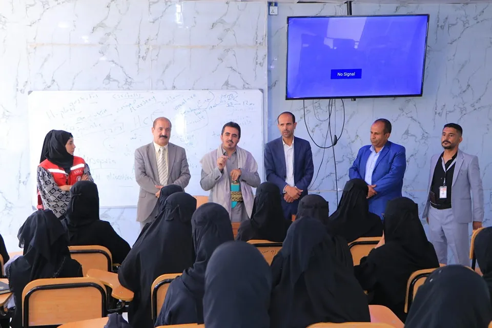 تدشين دورة الإسعافات الأولية لطلبة كلية الطب والعلوم  المستوى الأول بالتعاون مع الهلال الأحمر اليمني