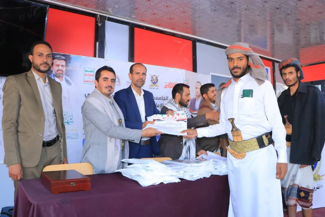 الجامعة الإماراتية تنظم فعالية لإحياء الذكرى السنوية للشهيد القائد ورجل المسؤولية وتكريم خريجي دورات طوفان الأقصى من طلبة الجامعة