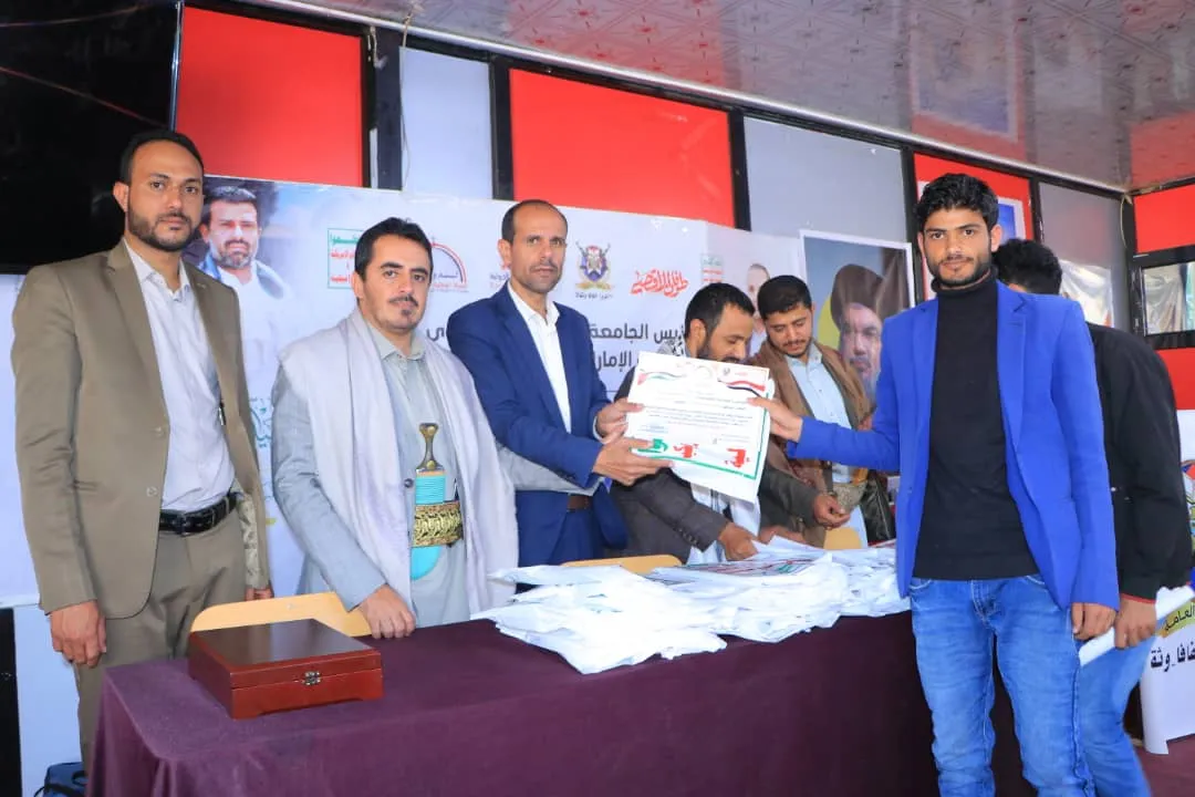 الجامعة الإماراتية تنظم فعالية لإحياء الذكرى السنوية للشهيد القائد ورجل المسؤولية وتكريم خريجي دورات طوفان الأقصى من طلبة الجامعة