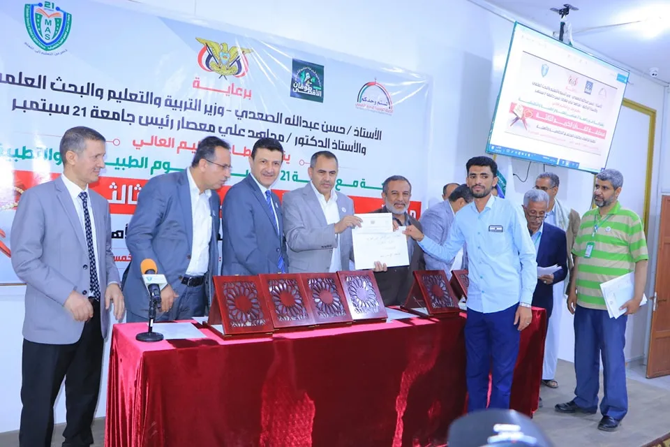 طلاب الجامعة الإماراتية يحصدون المركز الأول في مسابقة القرآن الكريم الثالثة فئة العشرين جزء والمركز الثالث فئة عشرة أجزاء