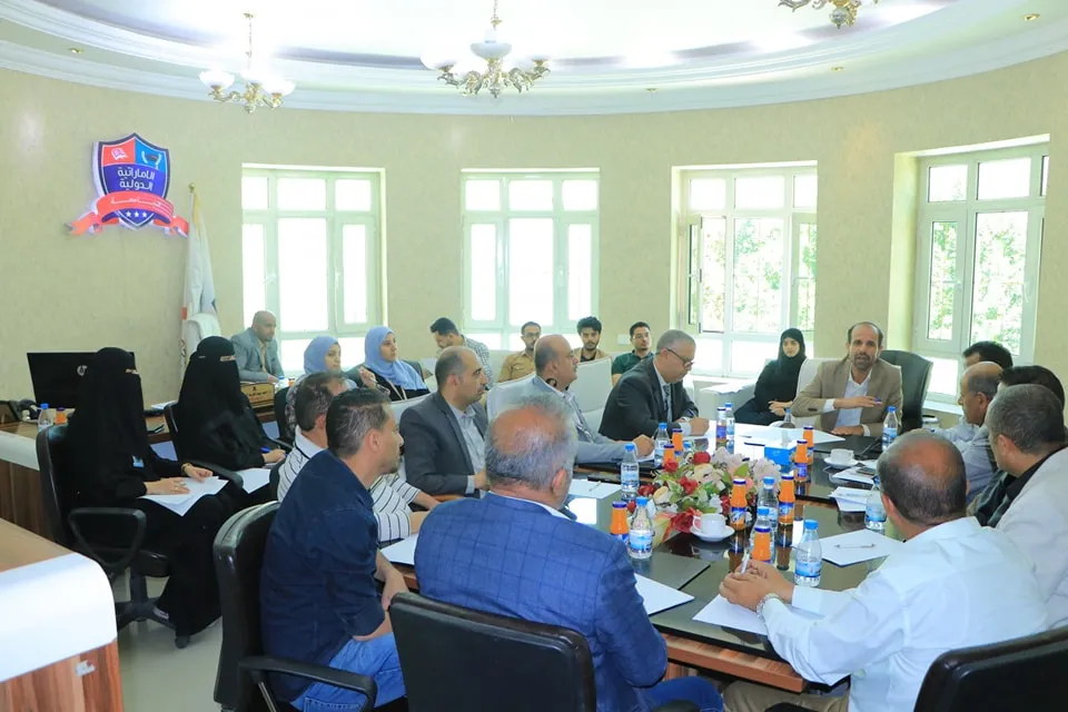 لقاء موسع لقيادة الجامعة مع كادر كلية الهندسة للوقوف على سير العملية التعليمية والإستعدادات لعملية القبول والتسجيل للعام 1447ه‍