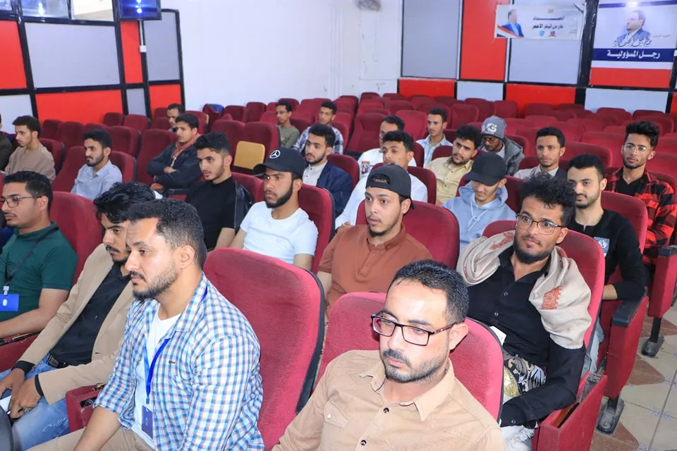 قيادة الجامعة تلتقي أوائل الدفع والمندوبين في مختلف أقسام كلية الهندسة وتكنولوجيا المعلومات بالجامعة