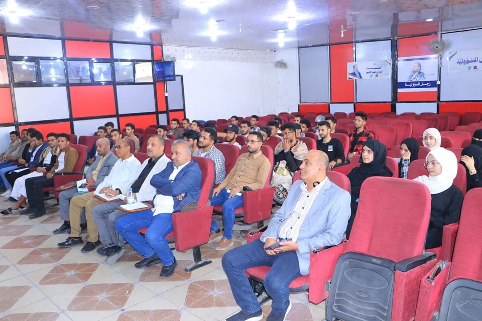 قيادة الجامعة تلتقي أوائل الدفع والمندوبين في مختلف أقسام كلية الهندسة وتكنولوجيا المعلومات بالجامعة