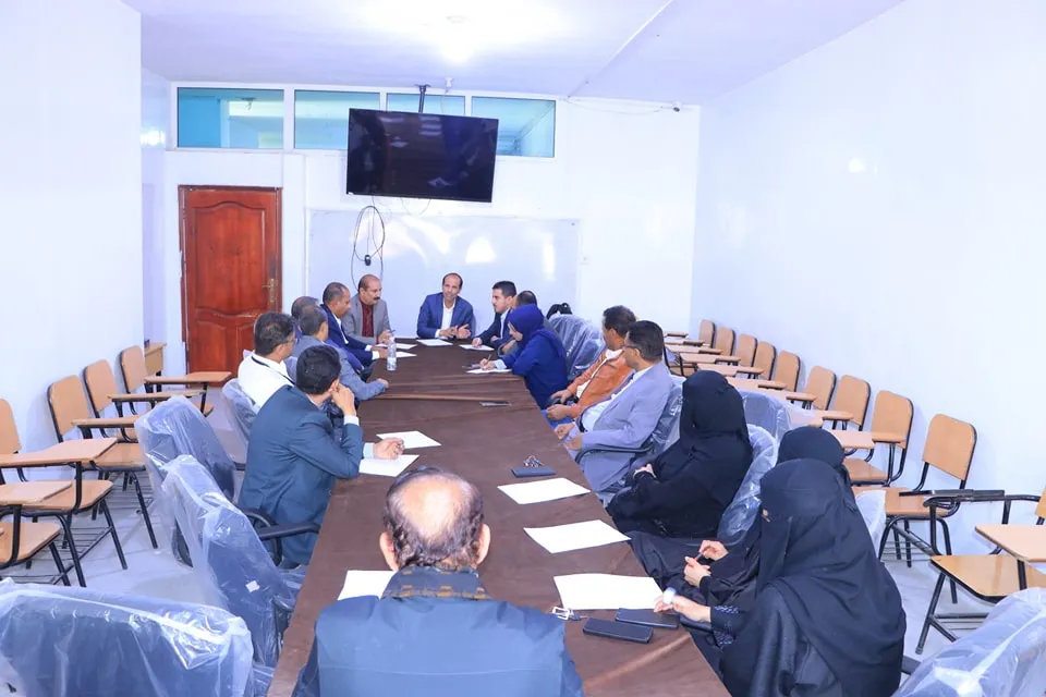لقاء موسع لقيادة الجامعة مع كادر كلية الطب للوقوف على سير العملية التعليمية والإستعدادات لعملية القبول والتسجيل للعام 1447ه‍