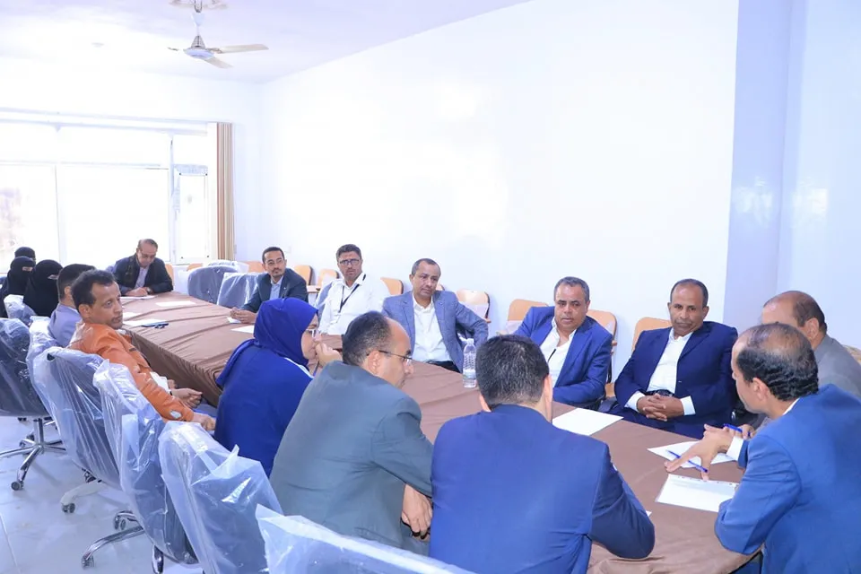 لقاء موسع لقيادة الجامعة مع كادر كلية الطب للوقوف على سير العملية التعليمية والإستعدادات لعملية القبول والتسجيل للعام 1447ه‍