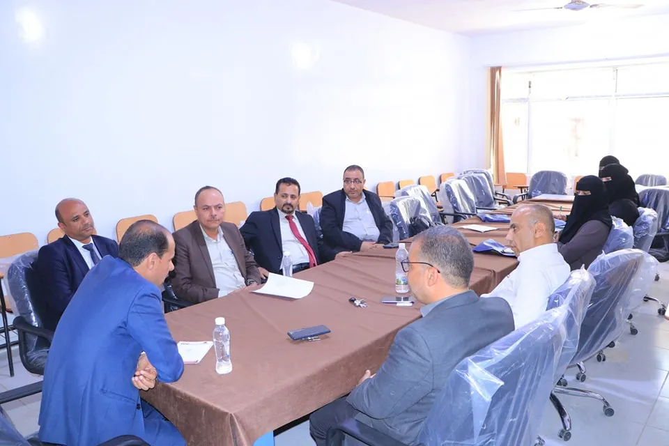 قيادة الجامعة الإماراتية الدولية تعقد لقاءً موسعاً مع كادر كلية العلوم الإدارية والمالية لمتابعة سير العملية التعليمية والاستعداد للعام الجامعي 1447هـ