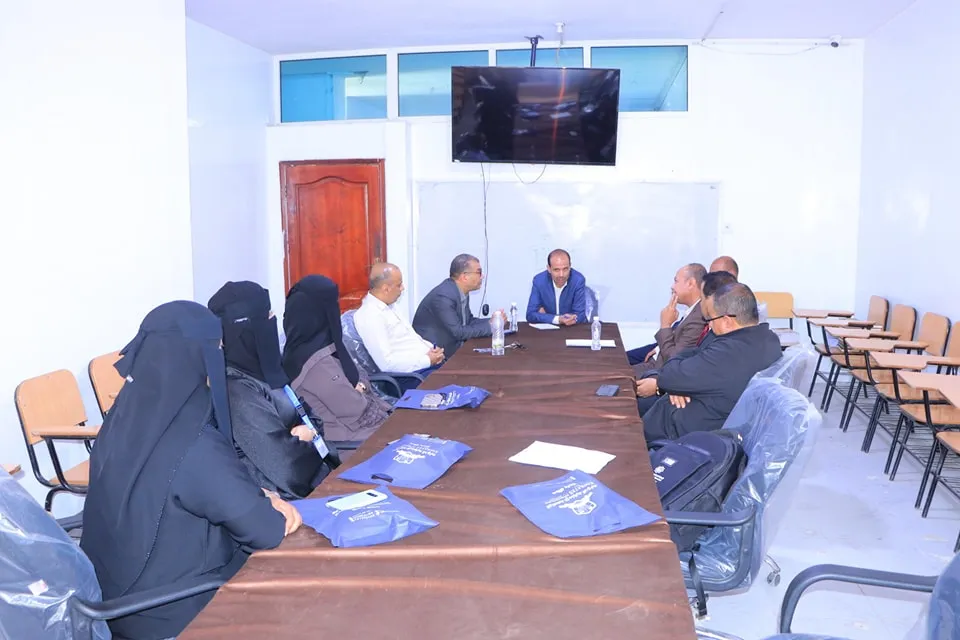 قيادة الجامعة الإماراتية الدولية تعقد لقاءً موسعاً مع كادر كلية العلوم الإدارية والمالية لمتابعة سير العملية التعليمية والاستعداد للعام الجامعي 1447هـ