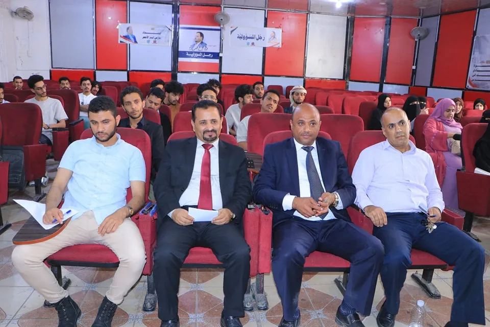 قيادة الجامعة الإماراتية الدولية تلتقي بأوائل الدفع والمندوبين في كلية العلوم الإدارية والمالية لتعزيز مسيرة التميز الأكاديمي