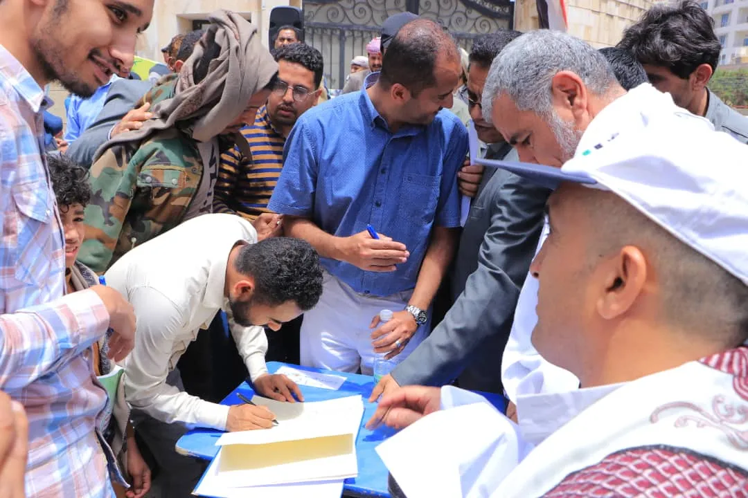 The Emirates International University organizes a solidarity stand under the slogan "With Gaza and Palestine in the face of murderers and arrogant people" and declares its disavowal of the traitors and agents of "America and Israel" spies.