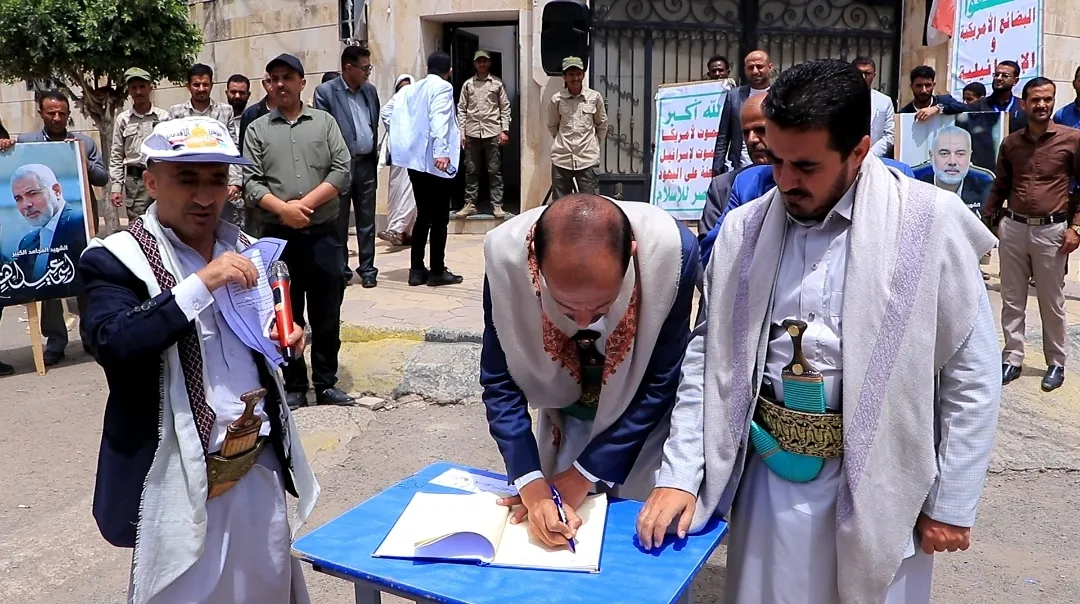 The Emirates International University organizes a solidarity stand under the slogan "With Gaza and Palestine in the face of murderers and arrogant people" and declares its disavowal of the traitors and agents of "America and Israel" spies.