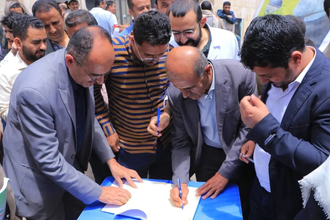 The Emirates International University organizes a solidarity stand under the slogan "With Gaza and Palestine in the face of murderers and arrogant people" and declares its disavowal of the traitors and agents of "America and Israel" spies.