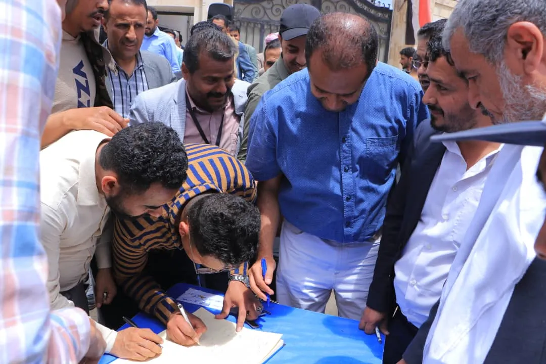 The Emirates International University organizes a solidarity stand under the slogan "With Gaza and Palestine in the face of murderers and arrogant people" and declares its disavowal of the traitors and agents of "America and Israel" spies.