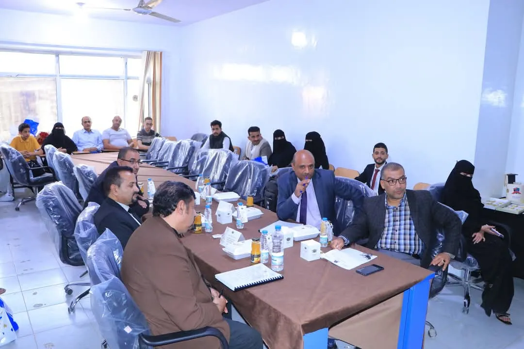 إستمرار مناقشة أبحاث التخرج لطلبة كلية العلوم الإدارية والمالية