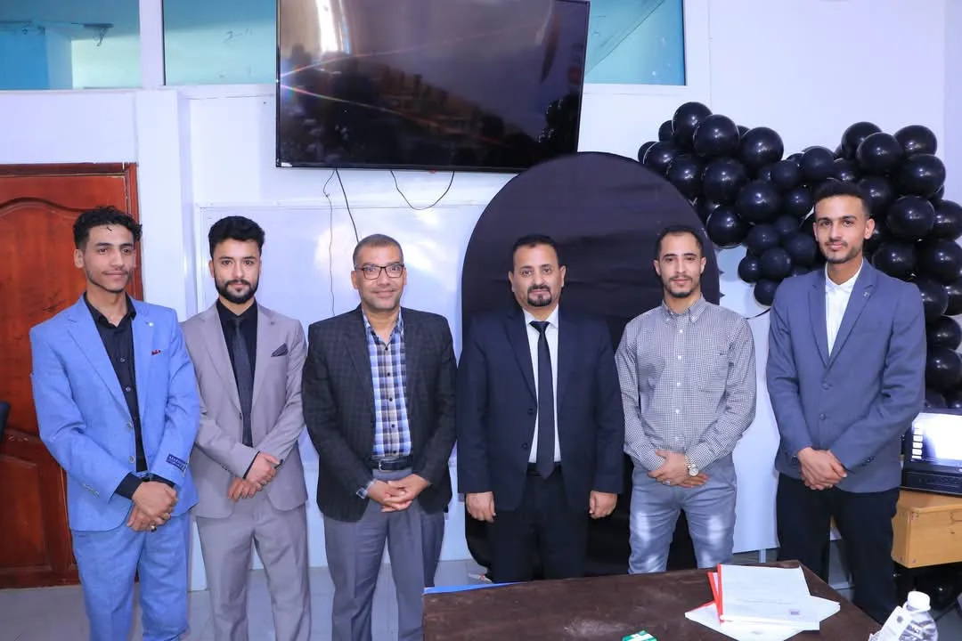 إستمرار مناقشة أبحاث التخرج لطلبة كلية العلوم الإدارية والمالية