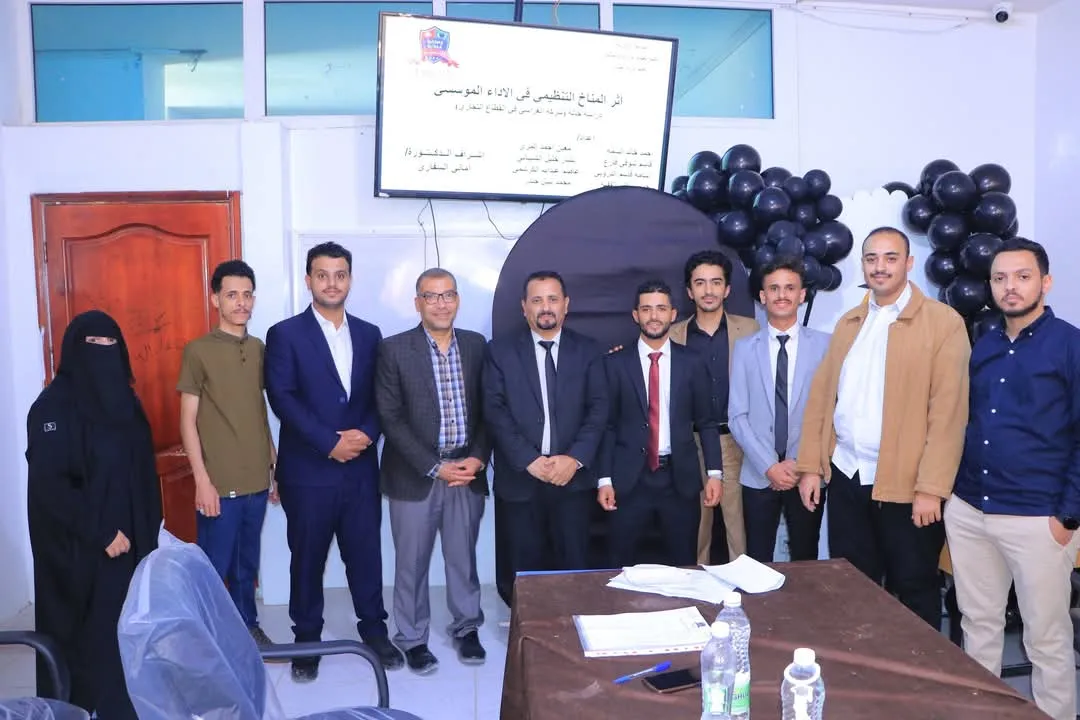 إستمرار مناقشة أبحاث التخرج لطلبة كلية العلوم الإدارية والمالية