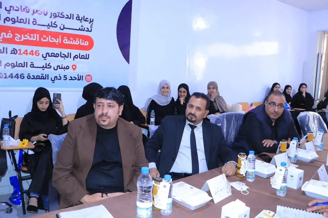 إستمرار مناقشة أبحاث التخرج لطلبة كلية العلوم الإدارية والمالية