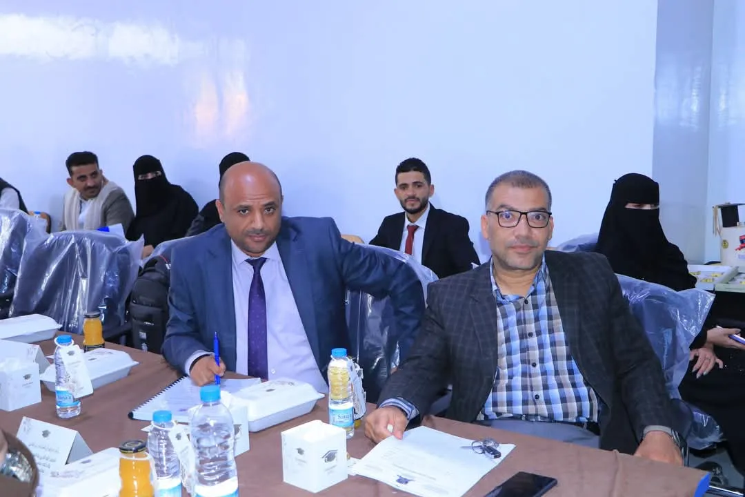 إستمرار مناقشة أبحاث التخرج لطلبة كلية العلوم الإدارية والمالية
