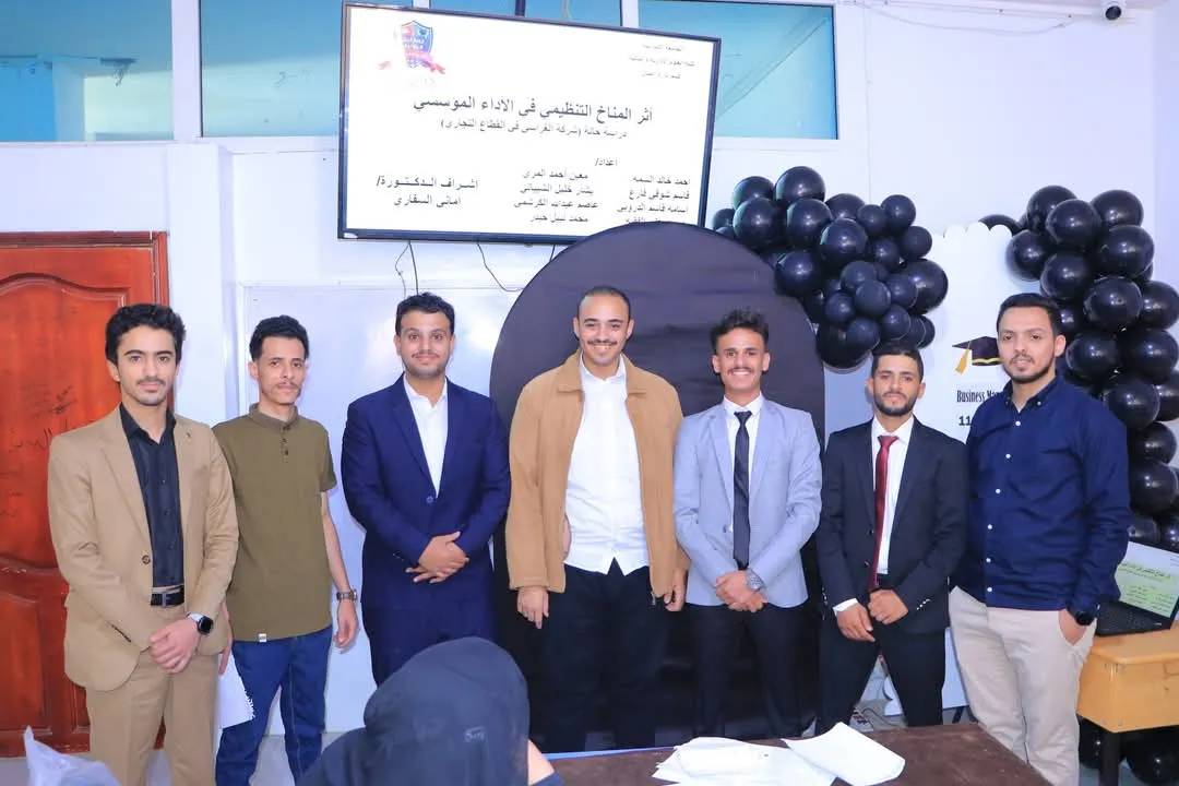 إستمرار مناقشة أبحاث التخرج لطلبة كلية العلوم الإدارية والمالية