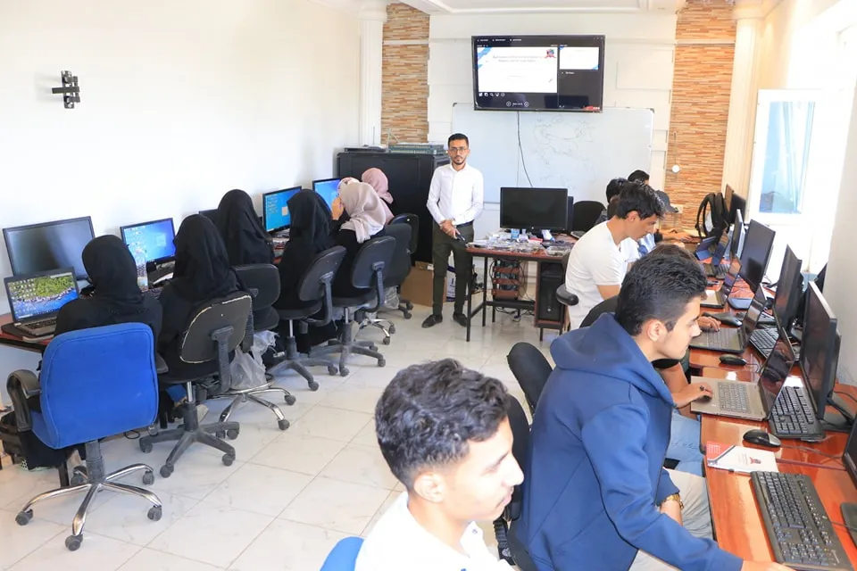 تدشين الدورة التدريبية حول تطبيقات الذكاء الإصطناعي في الروبوتات وإنترنت الأشياء بإستخدام لغة البايثون