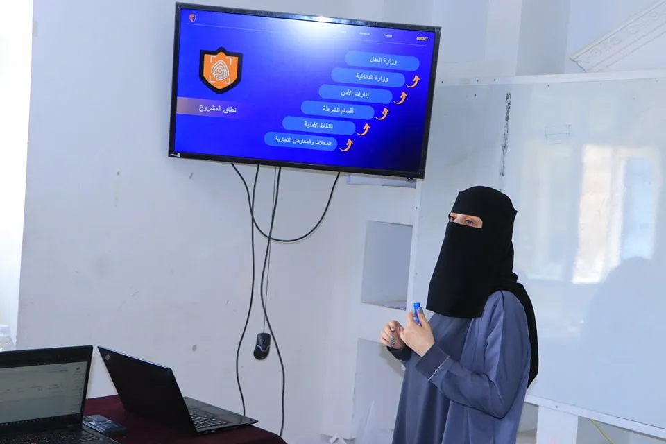 طلبة من قسم أمن المعلومات يبتكرون نظاماً أمنياً ذكياً يعزز قدرات أجهزة الأمن ويساهم في مكافحة الجريمة
