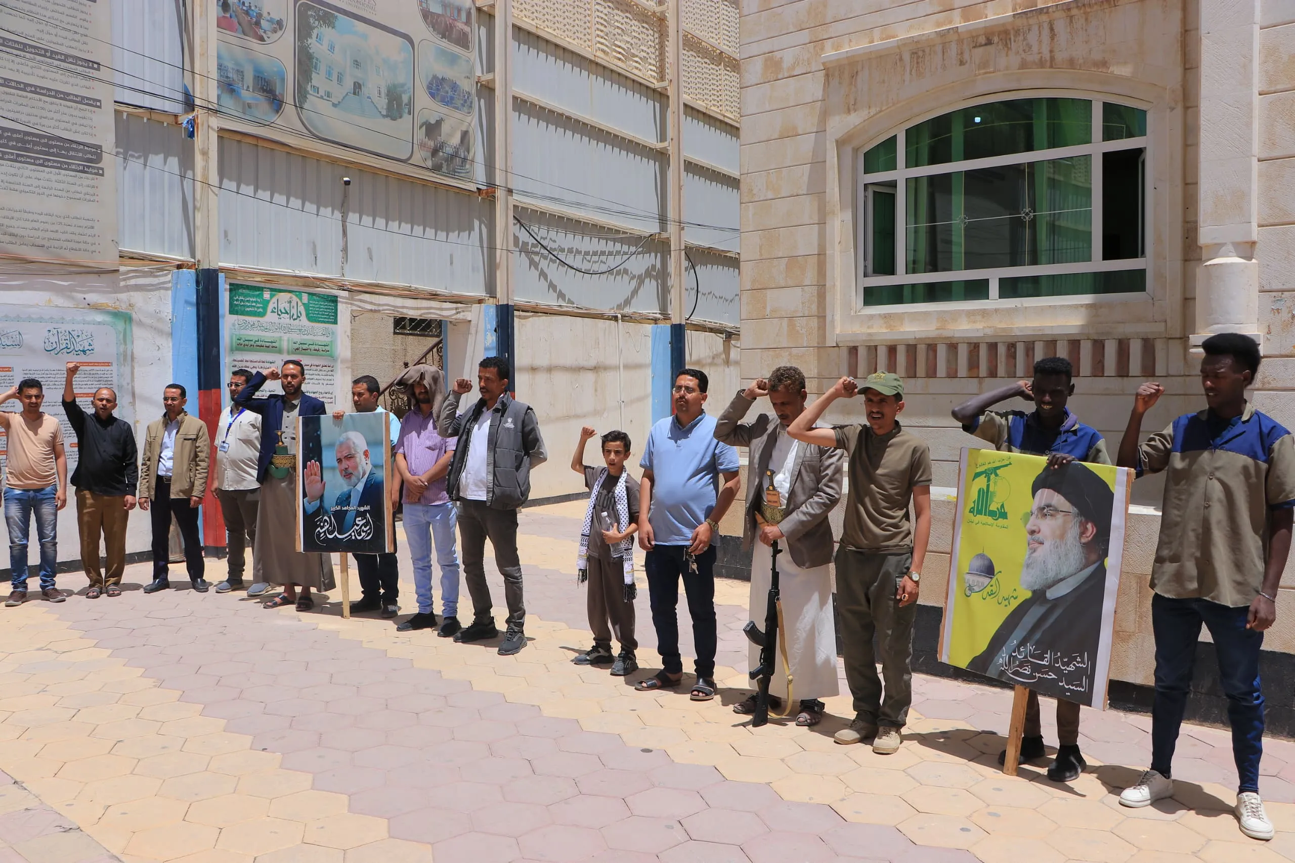 The Emirates International University organizes a solidarity stand with the Palestinian people under the slogan "With Gaza to confront genocide and starvation."