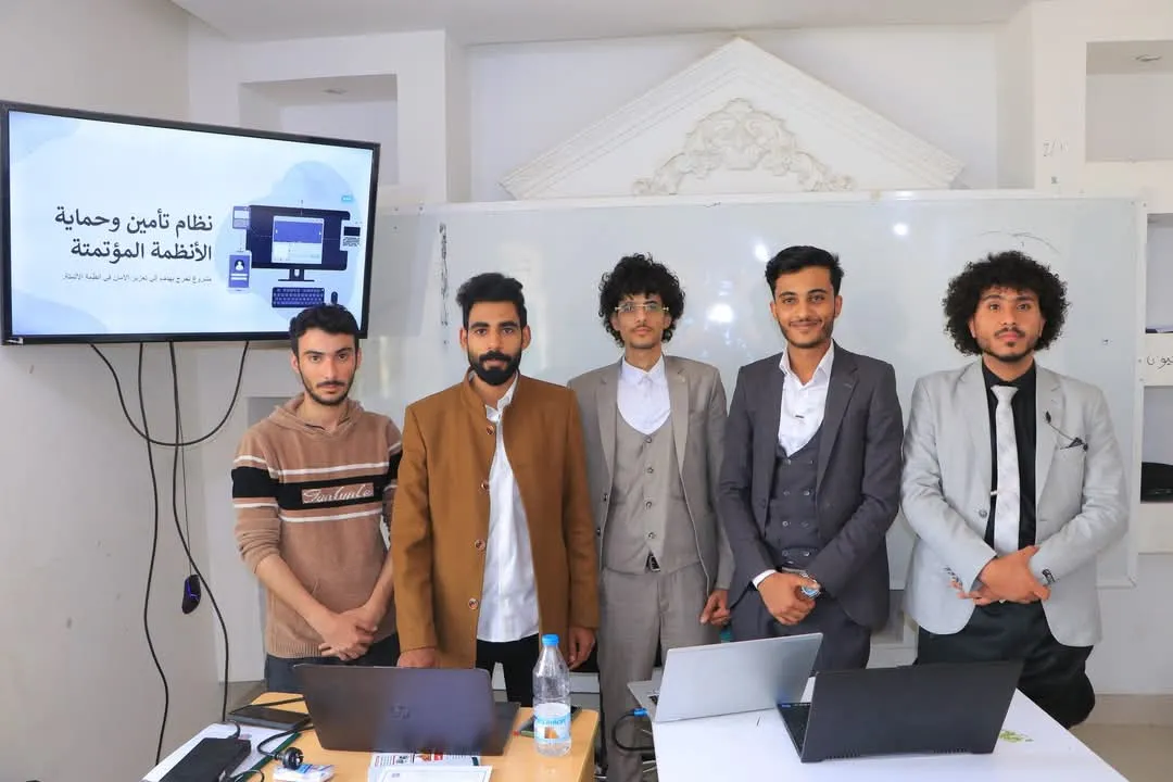 مناقشة مشروع تخرج ريادي في أتمتة الأنظمة وحمايتها لطلاب من قسم أمن المعلومات بالجامعة الإماراتية الدولية