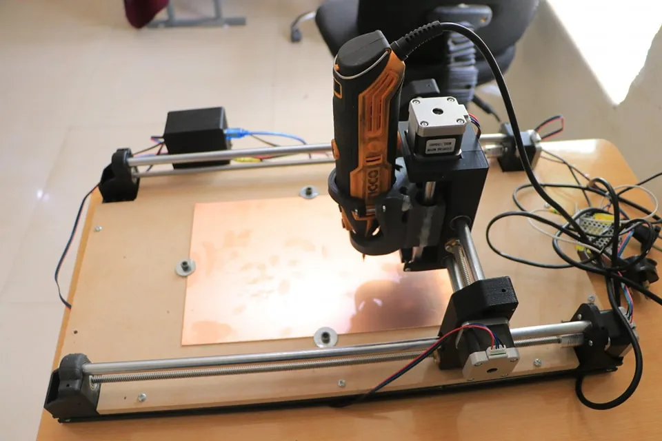 Discussion of an innovative graduation project for an advanced CNC machine for drilling electronic circuit boards for students from the Mechatronics Engineering Department.