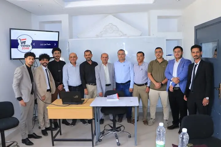 مناقشة مشروع تخرج متميز حول نظام إدارة التجارة الإلكترونية "يمن زون" لطلبة من قسم تكنولوجيا المعلومات