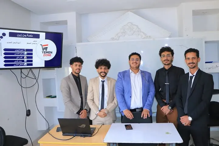 مناقشة مشروع تخرج متميز حول نظام إدارة التجارة الإلكترونية "يمن زون" لطلبة من قسم تكنولوجيا المعلومات