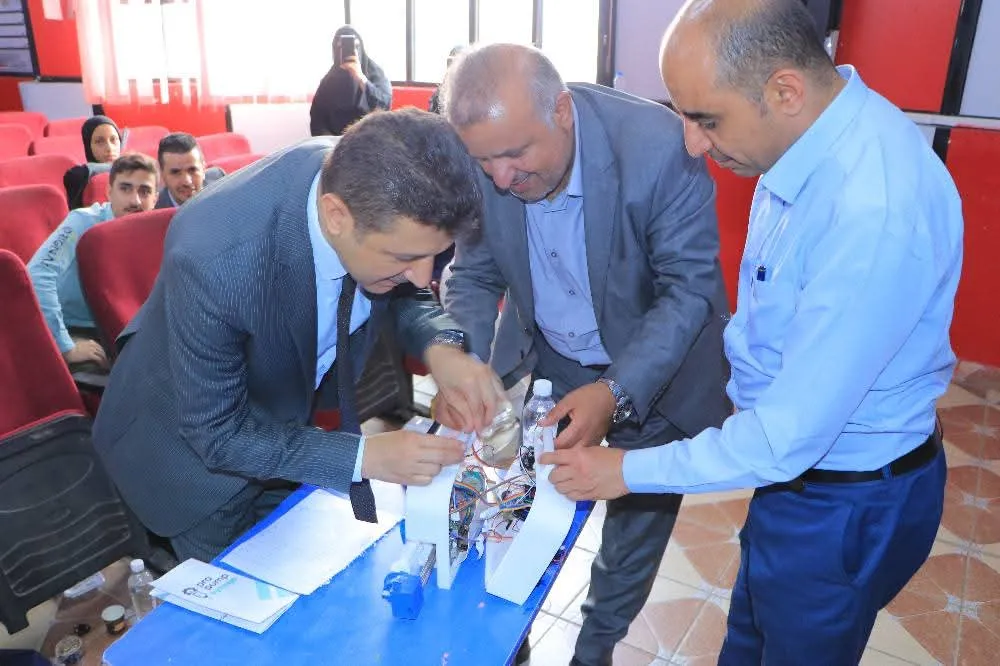 نائب وزير التربية والتعليم يشيد بمخرجات الجامعة الإماراتية الدولية ومشاريع طلبة هندسة المعدات الطبية