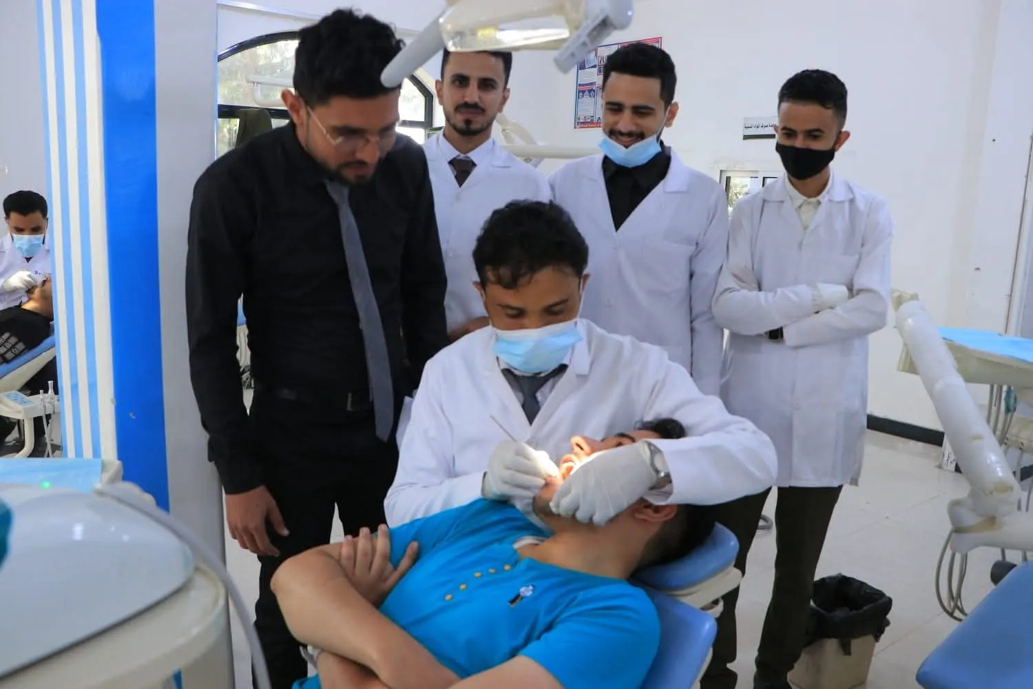 رئيس الجامعة يطّلع على سير تقديم الخدمات الطبية المجانية في عيادات كلية طب الأسنان