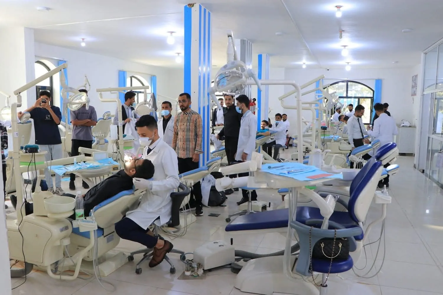 رئيس الجامعة يطّلع على سير تقديم الخدمات الطبية المجانية في عيادات كلية طب الأسنان