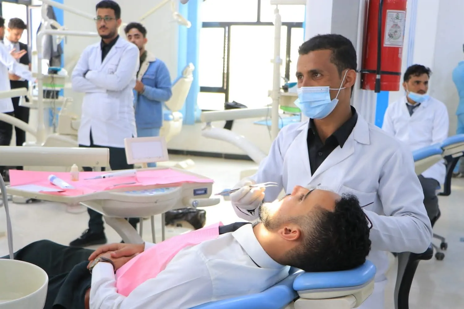 رئيس الجامعة يطّلع على سير تقديم الخدمات الطبية المجانية في عيادات كلية طب الأسنان