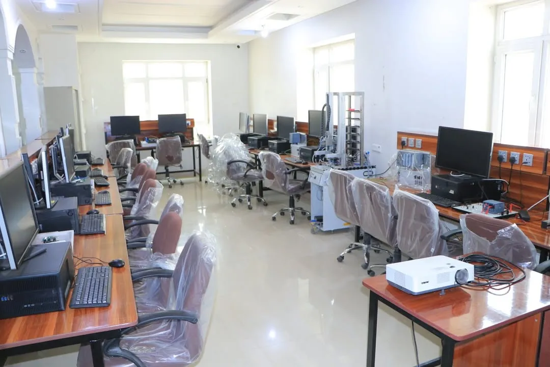 The university leadership held an expanded meeting with the College of Engineering staff to discuss the progress of the educational process and preparations for the academic year 1447 AH.