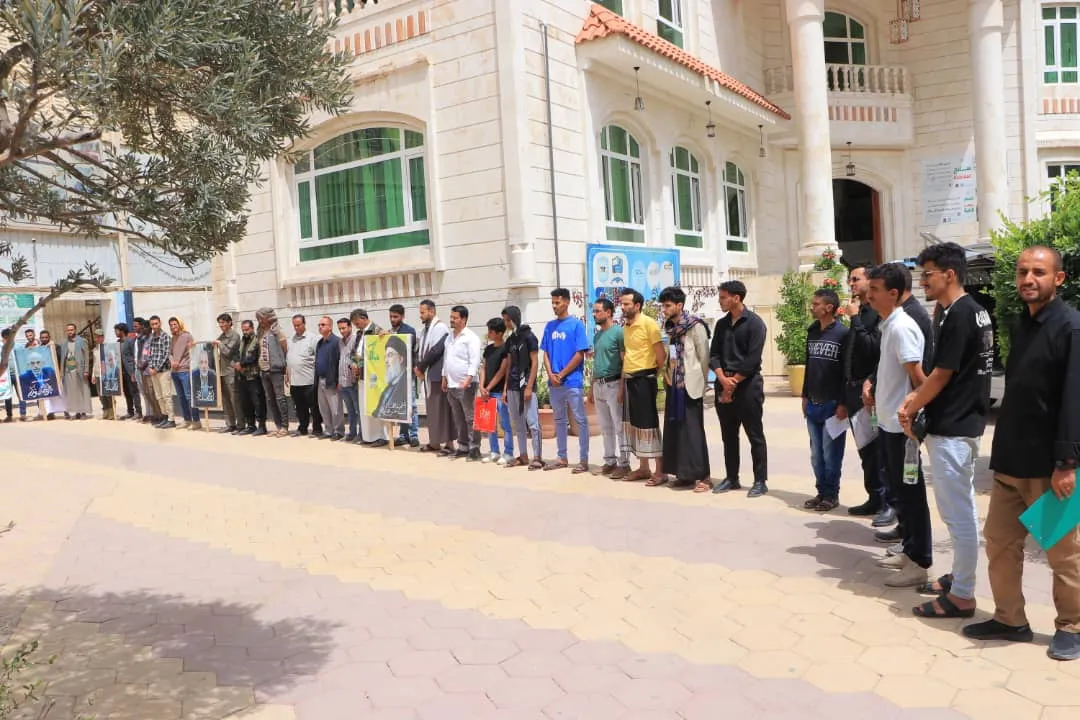 The eiu University organizes a stand in support of the Palestinian people and congratulations to the Iranian people on their great victory.