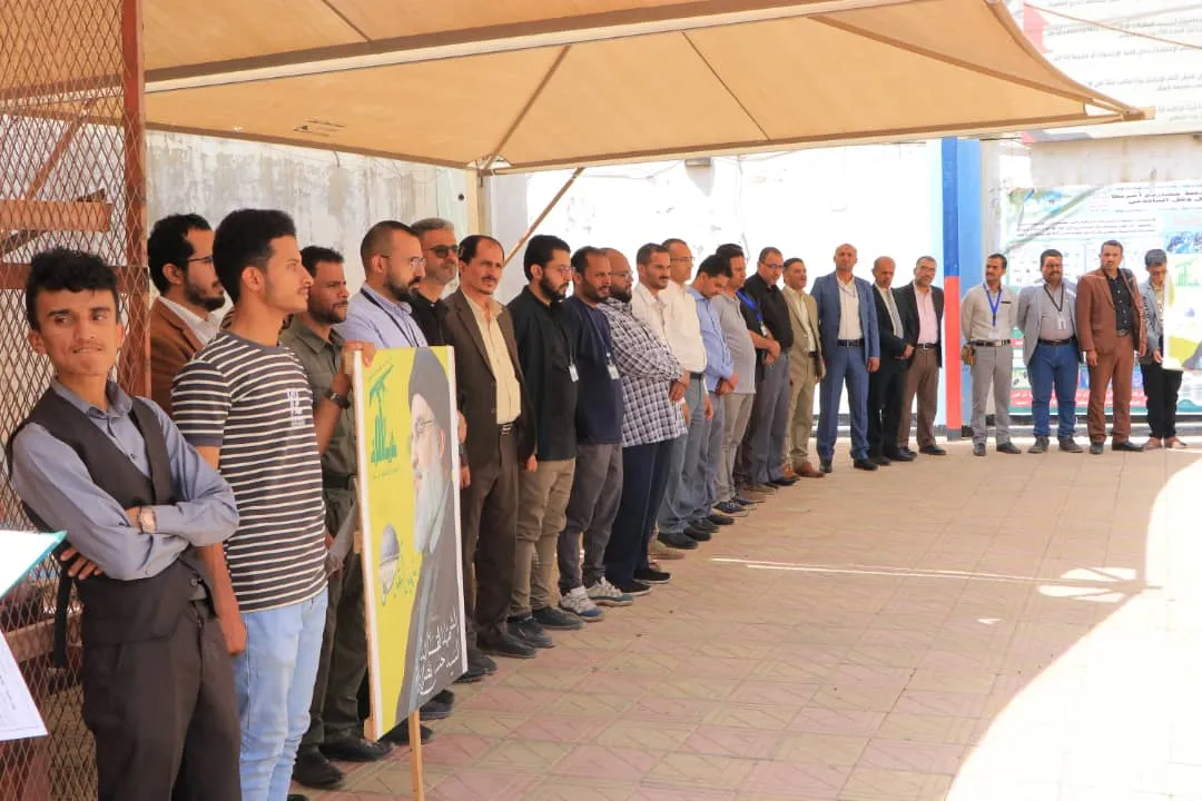 The eiu University organizes a stand in support of the Palestinian people and congratulations to the Iranian people on their great victory.