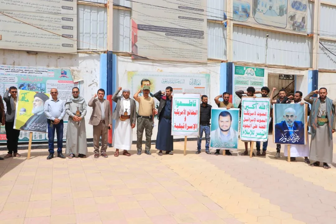 The eiu University organizes a stand in support of the Palestinian people and congratulations to the Iranian people on their great victory.