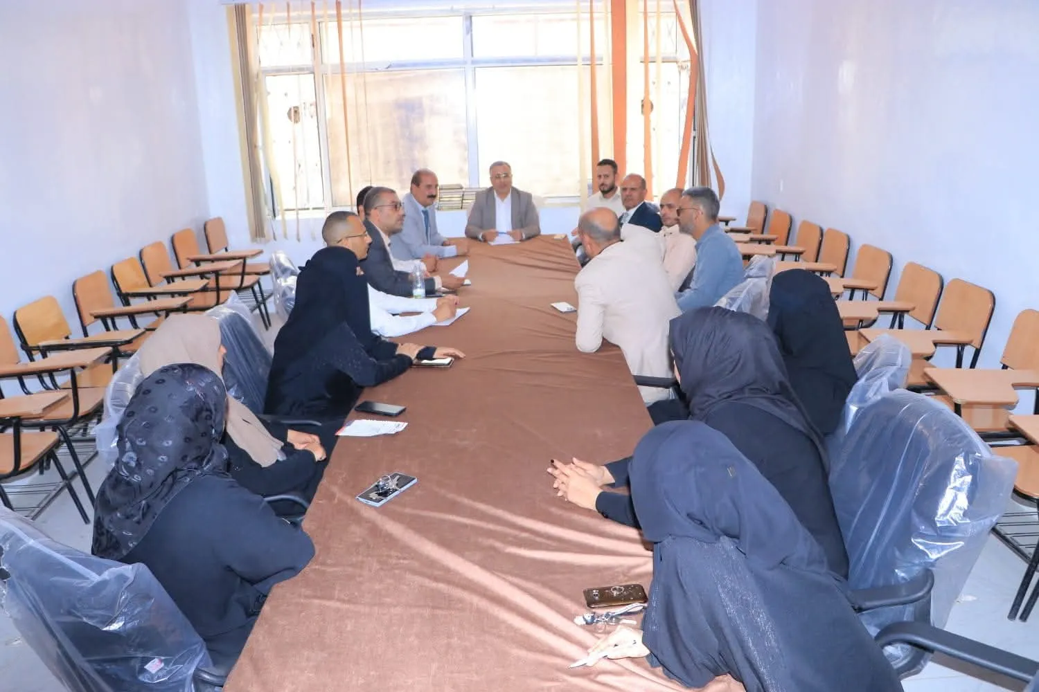 قيادة الجامعة تختتم اللقاءات بكوادر الإدارات المختلفة لمناقشة سير الأداء وتعزيز كفاءة العمل الإداري