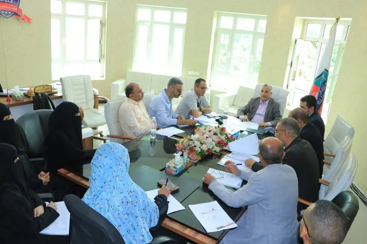 اجتماع موسّع للجنة العليا للقبول والتسجيل برئاسة رئيس الجامعة لمتابعة سير القبول واستعراض مستجدات الخطة التسويقية