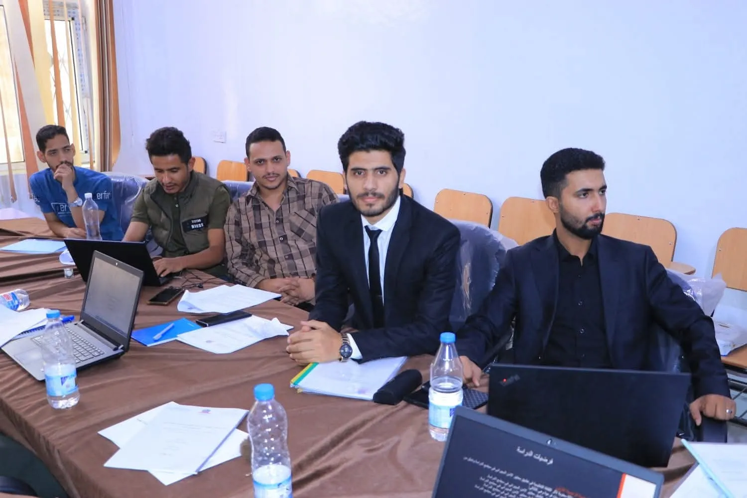 مناقشة أبحاث مقرر "منهجية البحث العلمي" لطلبة الدفعة الأولى في برنامج ماجستير إدارة الأعمال