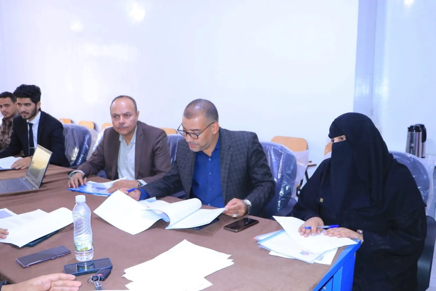 مناقشة أبحاث مقرر "منهجية البحث العلمي" لطلبة الدفعة الأولى في برنامج ماجستير إدارة الأعمال