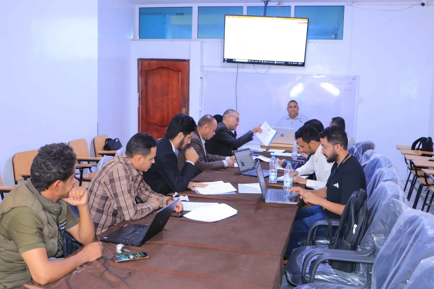 مناقشة أبحاث مقرر "منهجية البحث العلمي" لطلبة الدفعة الأولى في برنامج ماجستير إدارة الأعمال