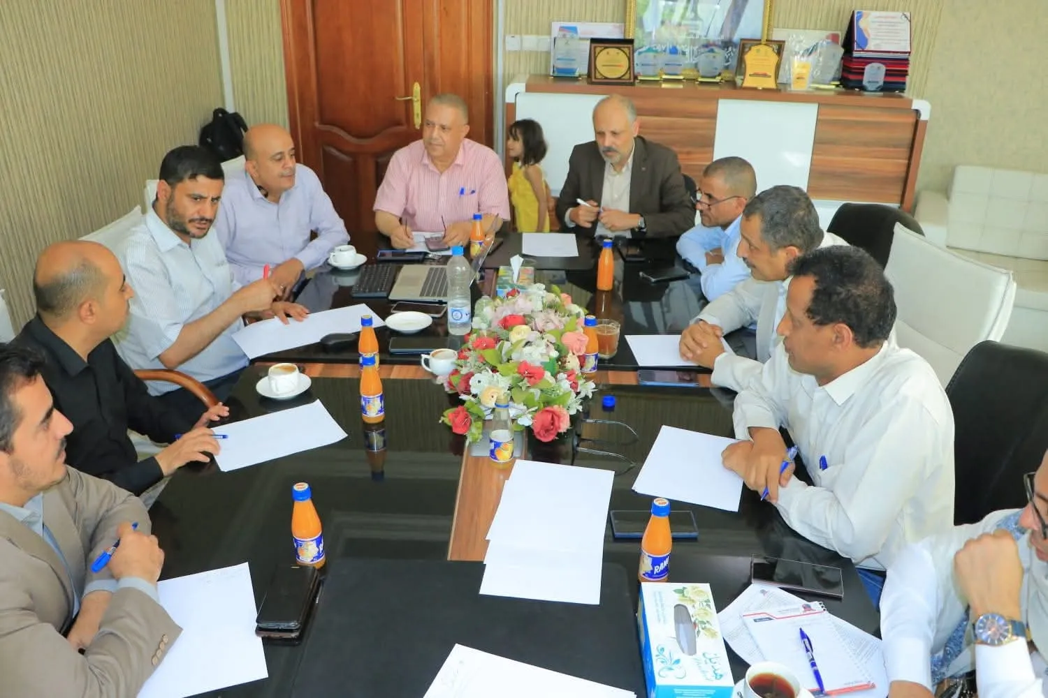 The editorial board of the scientific journal of the Emirates International University holds its regular meeting to follow up on the plan for the next issue.
