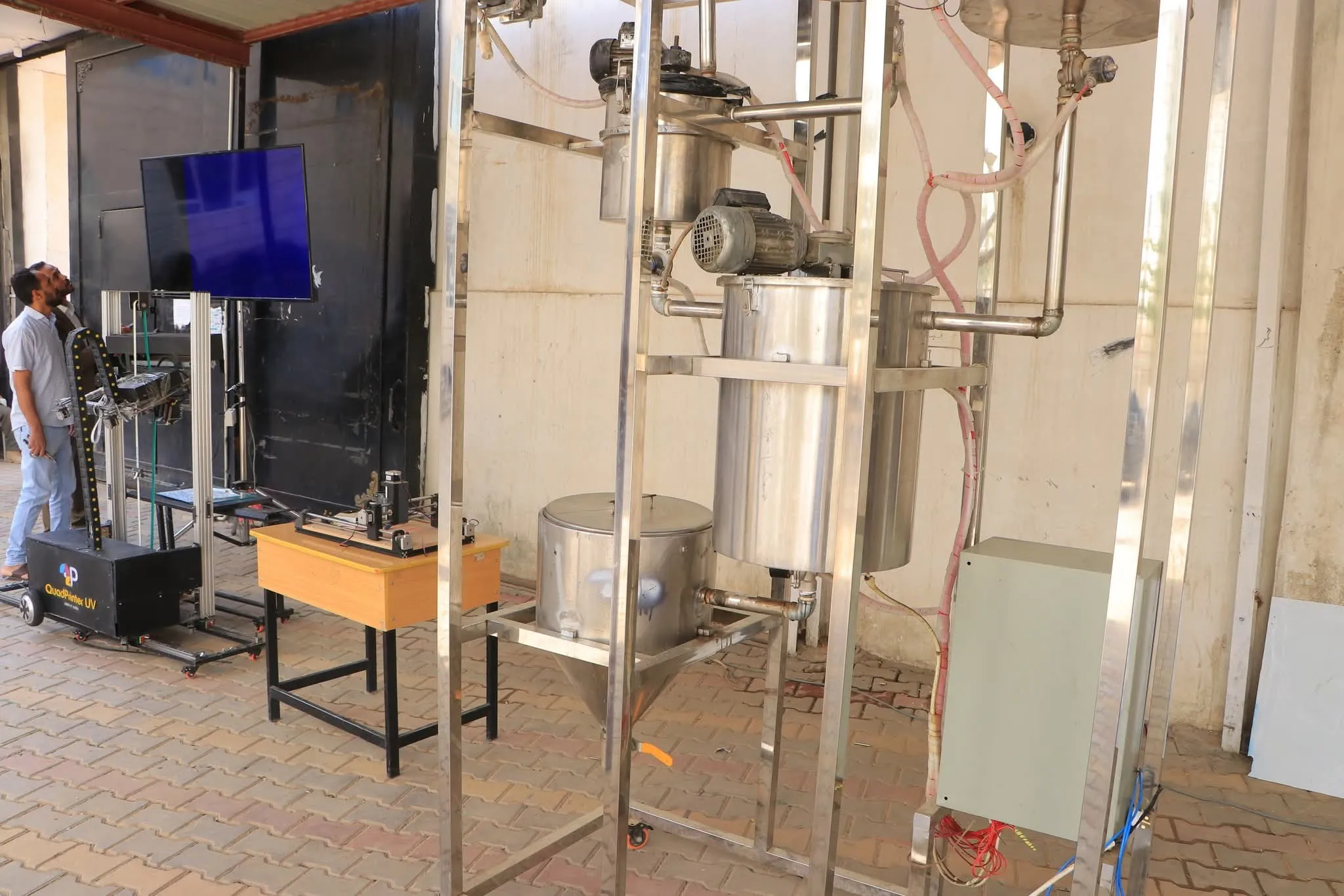 The Deputy Minister of Education inaugurates the first innovative science exhibition for students of the Mechatronics Engineering Department at the Emirates International University.