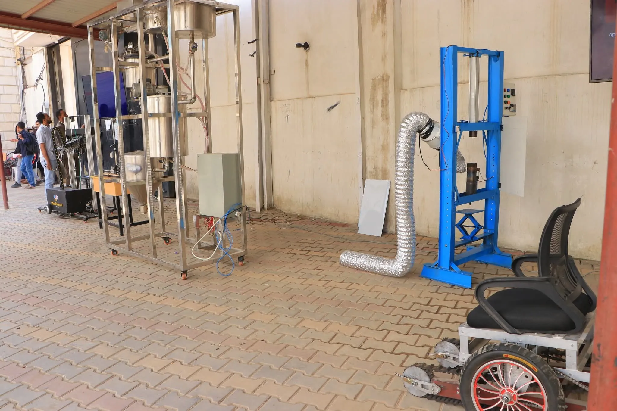 The Deputy Minister of Education inaugurates the first innovative science exhibition for students of the Mechatronics Engineering Department at the Emirates International University.