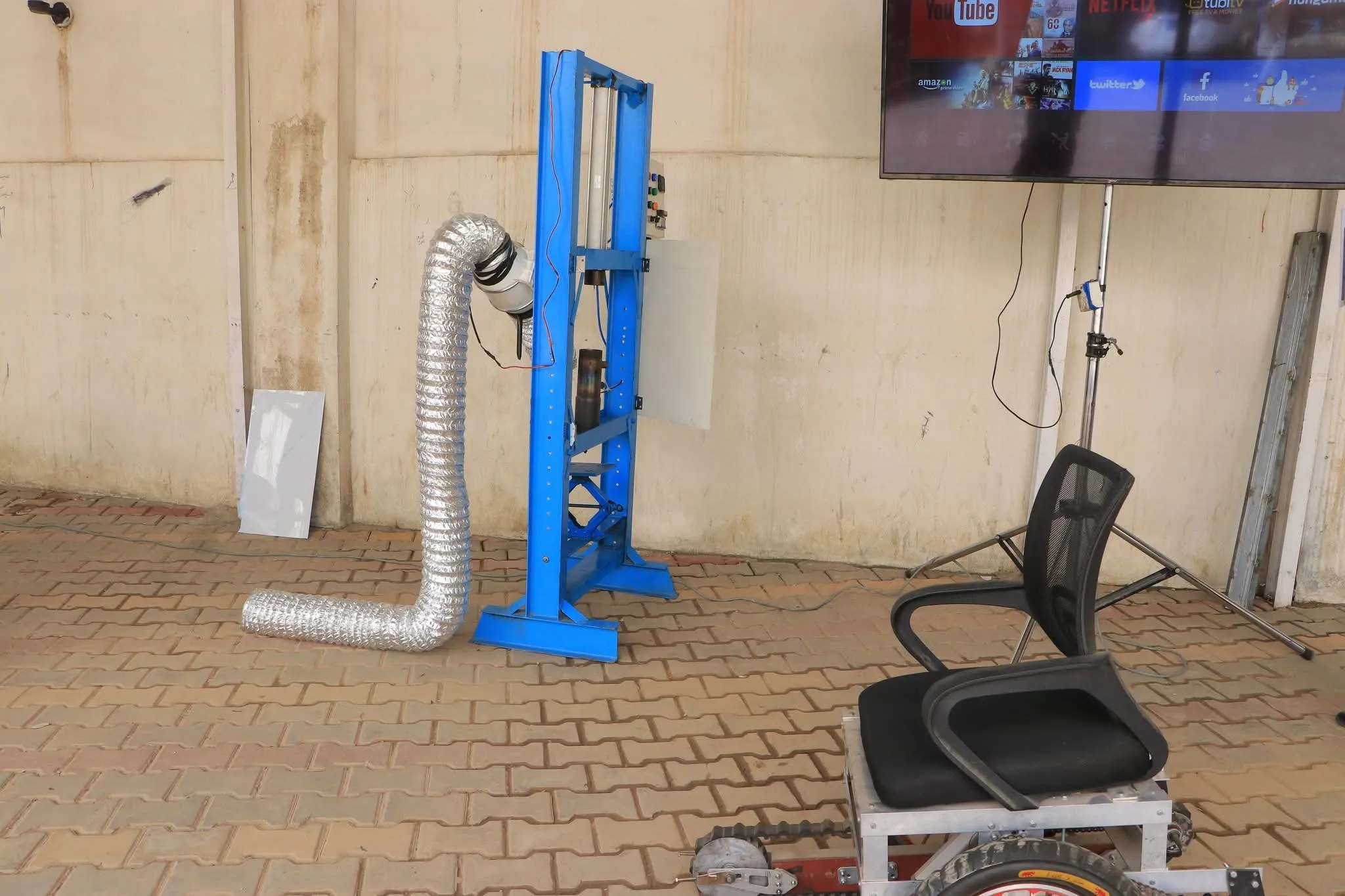 The Deputy Minister of Education inaugurates the first innovative science exhibition for students of the Mechatronics Engineering Department at the Emirates International University.